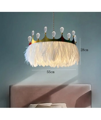 Suspension couronne dorée et plumes blanches design moderne 2024