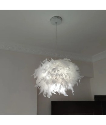 Suspension globe plumes blanc design moderne brillant des détails fins